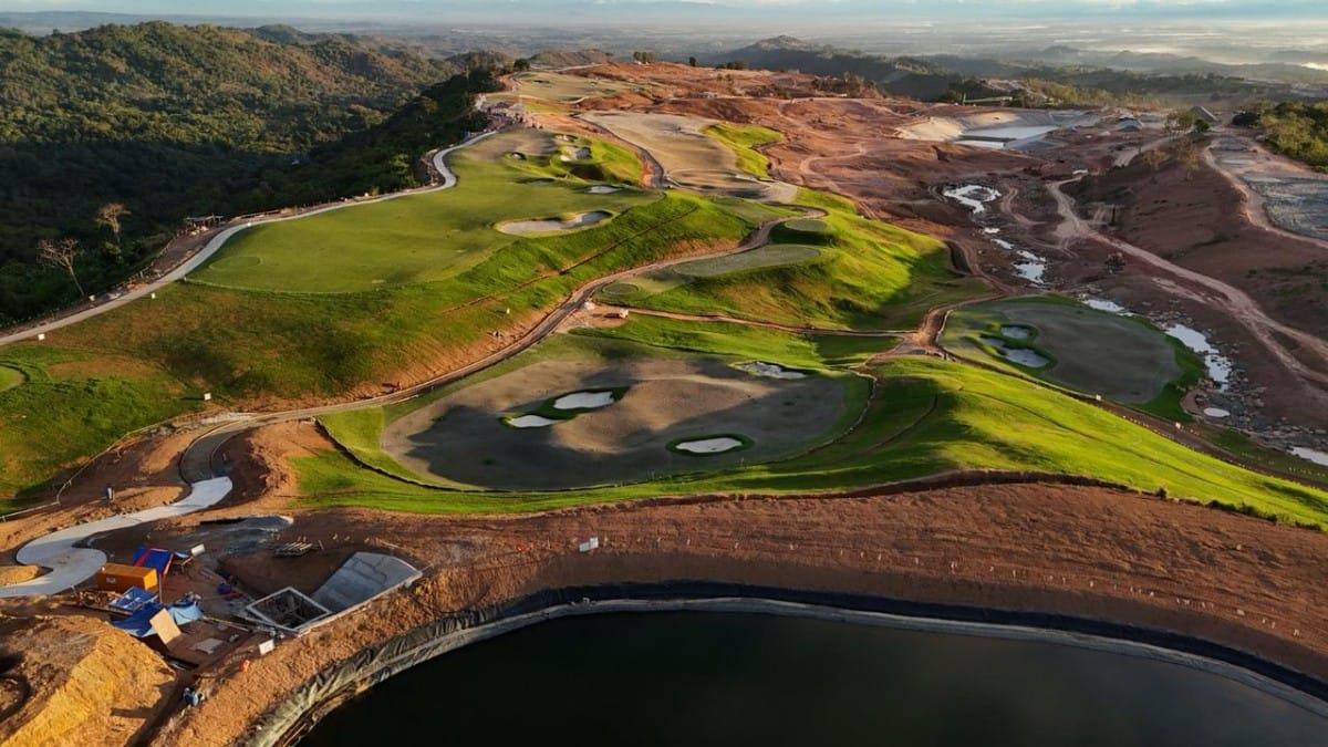 Clark's Dragon's Landing Golf Escape